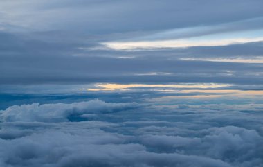 gökyüzüne bulutların üstünde