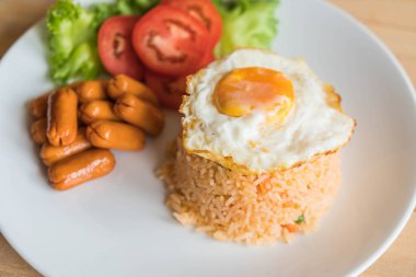 sosis ve kızarmış yumurta ile kızarmış pilav