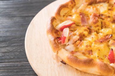 Ev yapımı hawaiian deniz ürünleri pizza