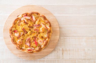 Ev yapımı hawaiian deniz ürünleri pizza