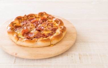 Ev yapımı biberli Pizza ahşap plaka üzerinde