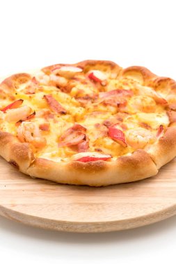 Beyaz arka plan üzerinde izole pizza hawaiian deniz ürünleri 