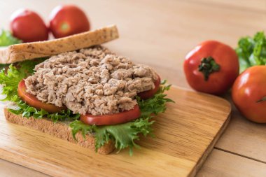 ton balıklı sandviç Wood