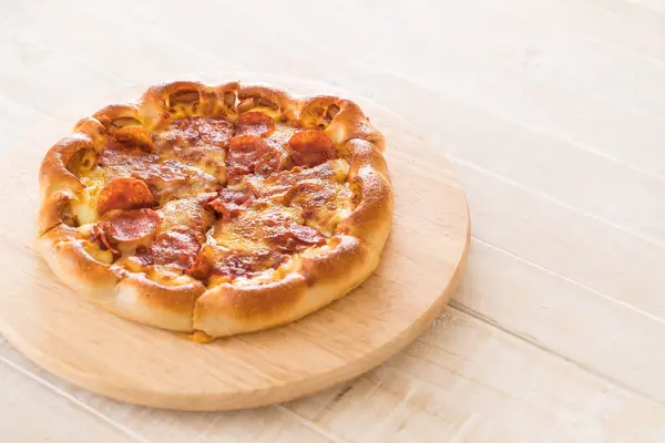 Zelfgemaakte peperoni Pizza op houten plaat — Stockfoto