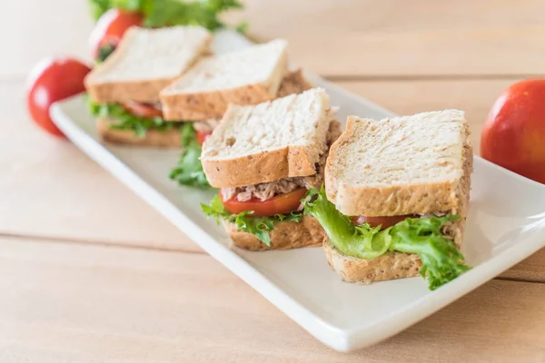 Sandwich de atún en plato —  Fotos de Stock