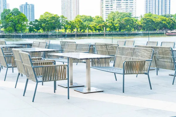 Cadeira no terraço restaurante com vista para a cidade — Fotografia de Stock