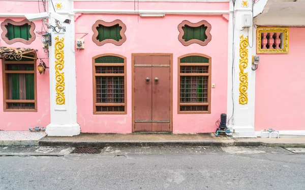 Arquitetura sino-portuguesa do antigo edifício na cidade de Phuket . — Fotografia de Stock