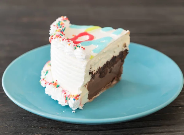 Iyi ki doğdun dondurmalı pasta — Stok fotoğraf