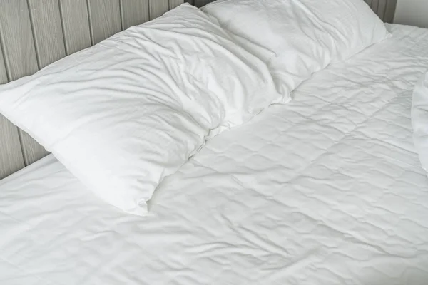 침실에 흰색 지저분한 베개 장식 rumpled 침대 — 스톡 사진