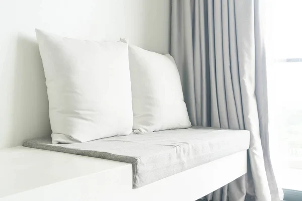 Bellissimo cuscino sulla decorazione del divano in soggiorno — Foto Stock
