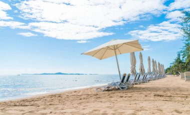 Şemsiye ve güzel tropikal plaj sandalye ile açık ve 