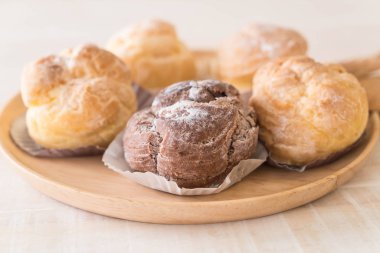 kremalı pasta plaka üzerinde