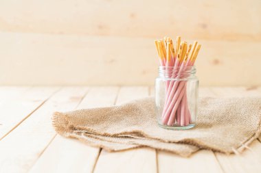 çilek aromalı bisküvi sopayla