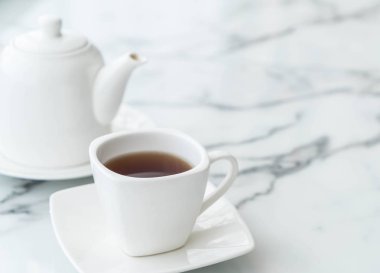 Çay fincanı masanın üstünde.