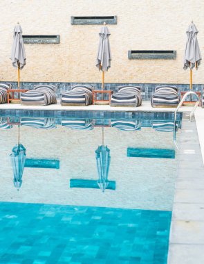 Güzel lüks şemsiye ve sandalye etrafında Açık Yüzme Havuzu