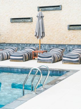 Güzel lüks şemsiye ve sandalye etrafında Açık Yüzme Havuzu