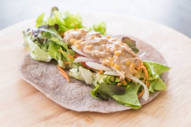 ton balıklı Mısır salata ile salata rulo sarma