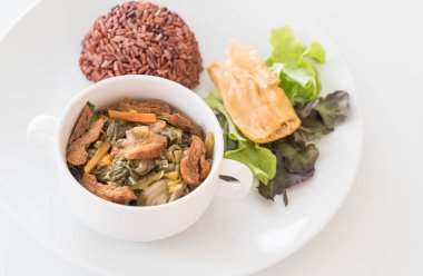 Çin sebze güveç ve tofu berry pirinç 