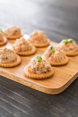 ton balıklı kraker ile yayıldı