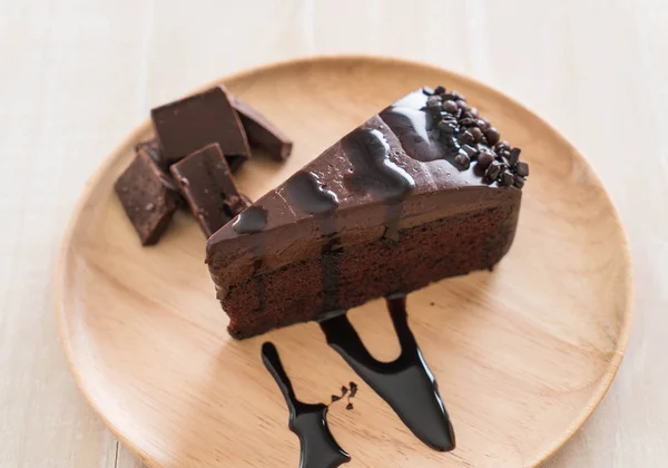 Bolo de chocolate em madeira — Fotografia de Stock