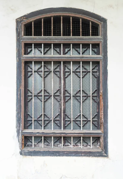 Chinesisch-portugiesische Architektur eines antiken Gebäudes in der Stadt Phuket. — Stockfoto