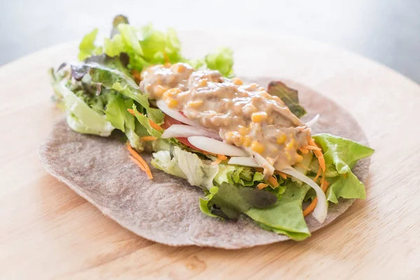 ton balıklı Mısır salata ile salata rulo sarma