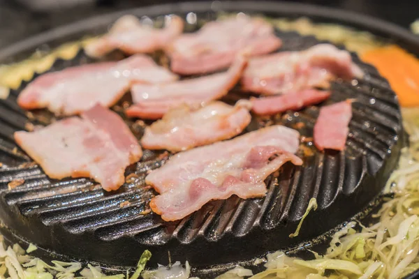 Carne de cerdo rebanada a la parrilla en la sartén —  Fotos de Stock