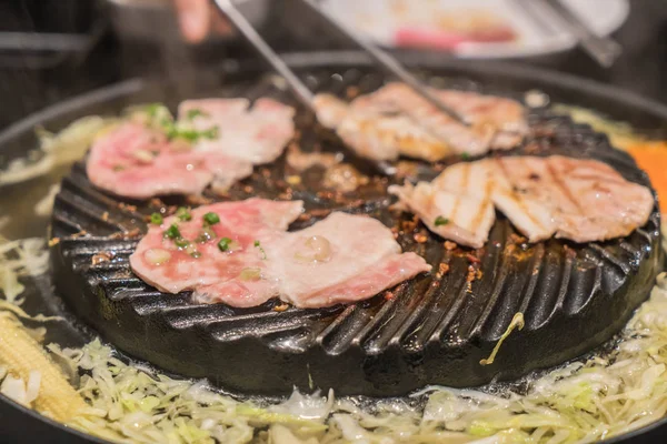 豚肉をフライパンで焼きスライス — ストック写真