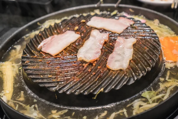 Carne de cerdo rebanada a la parrilla en la sartén —  Fotos de Stock