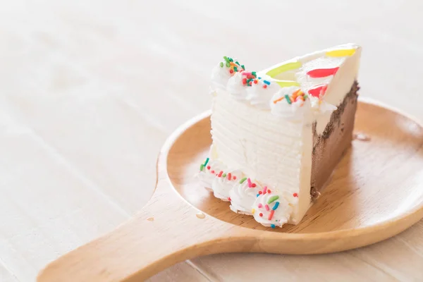 テーブルの上の幸せな誕生日ケーキ — ストック写真