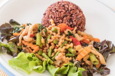 Berry pirinç tavada kızartılmış soya protein ve fesleğen ile 