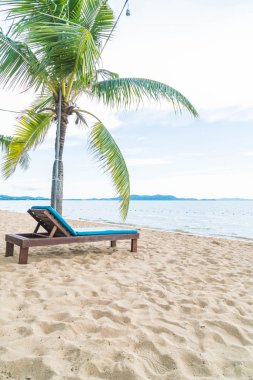 Tayland Pattaya Beach sandalye, palmiye ve tropikal plaj