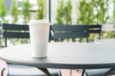 Kahve dükkanında kahve fincanı.