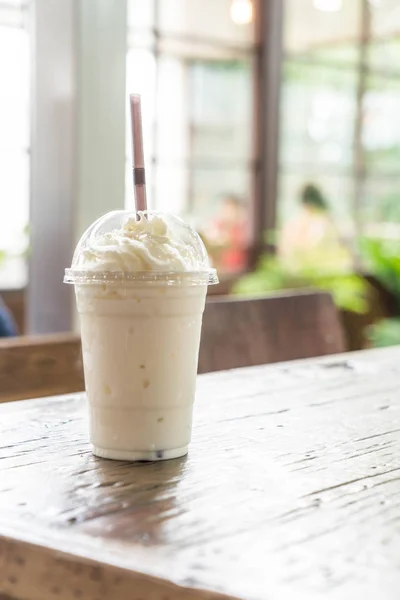 Vanilyalı milkshake güler yüzlü — Stok fotoğraf