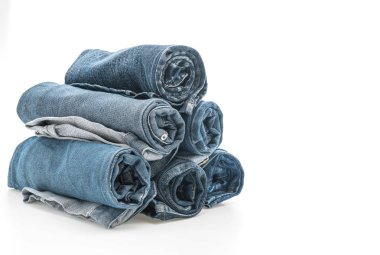 jeans giyim üzerine beyaz yığınları 