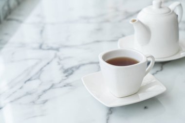 Çay fincanı masanın üstünde.
