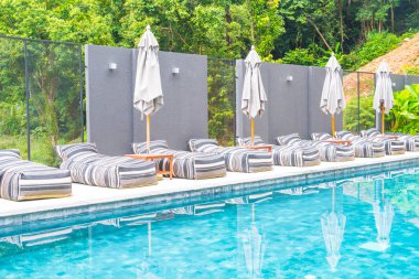 Güzel lüks şemsiye ve sandalye etrafında Açık Yüzme Havuzu