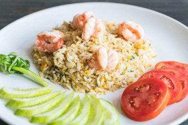 Kızarmış pirinç ve karides.