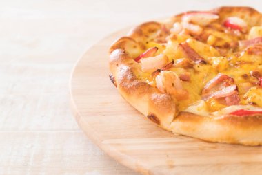 Ev yapımı hawaiian deniz ürünleri pizza