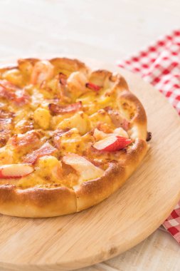 Ev yapımı hawaiian deniz ürünleri pizza