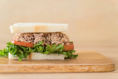 ton balıklı sandviç Wood