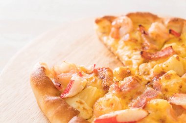 Ev yapımı hawaiian deniz ürünleri pizza