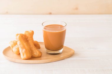 derin yağda kızartılmış hamur sopa ile süt çay