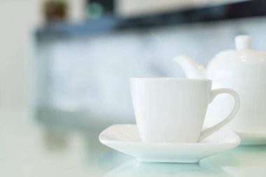 Çay fincanı masanın üstünde.