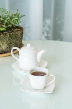 Çay fincanı masanın üstünde.