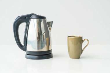 çaydanlık ve bardak duvar arka plan üzerinde