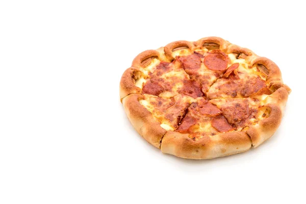 Hemmagjord Pepperoni Pizza på vit bakgrund — Stockfoto