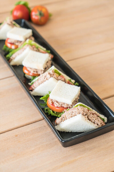 Сэндвич с тунцом на тарелке
