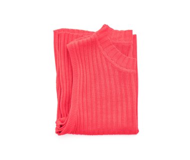 kırmızı t-shirt üzerine beyaz katlanmış