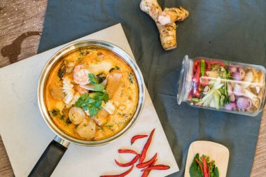 Ekşi deniz mahsulleri çorbası veya Tom Yum Seafood 
